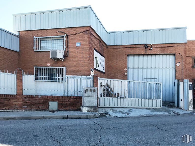 Industrial for sale at Calle Brezo, 24, Arganda del Rey, Madrid, 28500 with window, house, door, property, sky, building, road surface, asphalt, brickwork and brick around