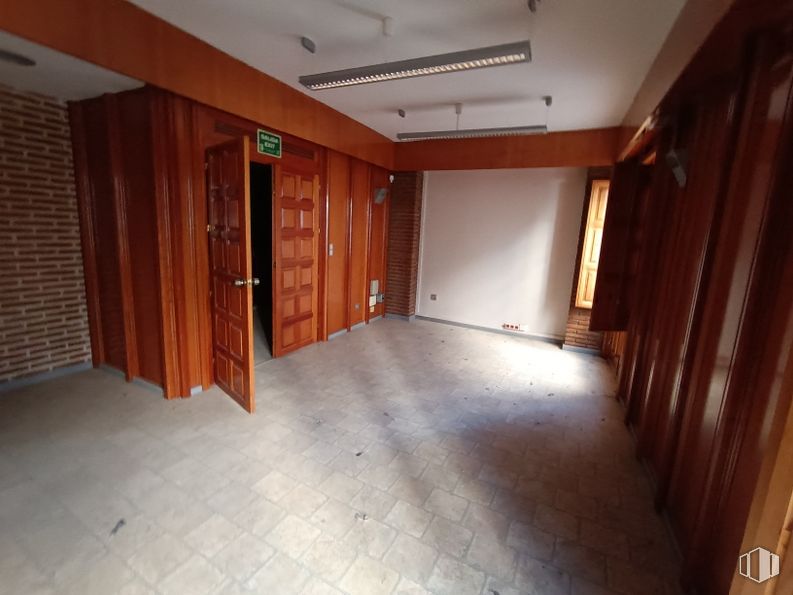 Oficina en venta en Calle Nueva, Toledo, 45001 con puerta, accesorio, madera, interiorismo, suelos, suelo, tinte para madera, madera dura, hall y techo alrededor