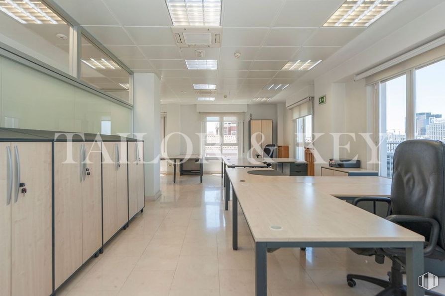 Oficina en venta en Paseo Castellana, Chamartín, Madrid, 28046 con silla, escritorio, lámpara, mueble, mesa, edificio, accesorio, ventana, ebanistería y suelos alrededor