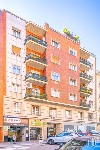 Retail for sale at Calle Espronceda, 22, Chamberí, Madrid, 28003 with car, building, window, apartment, urban area, city, facade, neighbourhood, town and architecture around