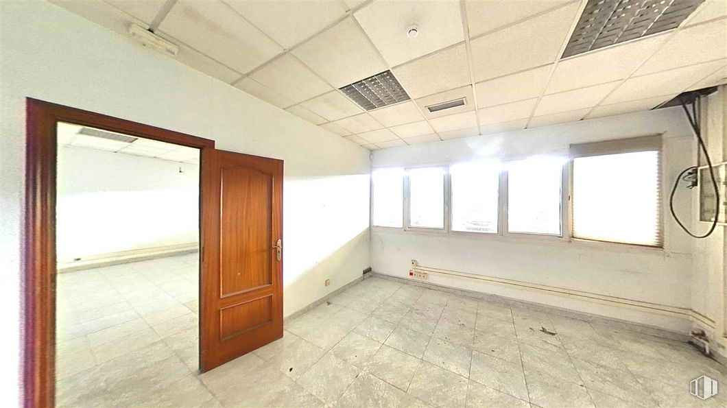 Office for sale at Calle Francisco Aritio, Guadalajara, 19004 with window, fixture, wood, building, hall, flooring, floor, house, ceiling and hardwood around