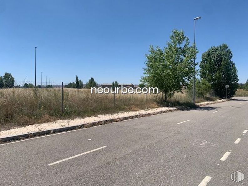 Land for sale at Calles Juan Aurelio Sánchez Tadeo, Ávila, 05003 with sky, plant, tree, road surface, asphalt, land lot, natural landscape, tar, grass and landscape around