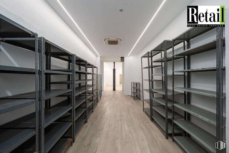 Retail for sale & for rent at Calle Alberto Aguilera, 48, Chamberí, Madrid, 28015 with bookcase, shelf, shelving, flooring, floor, ceiling, interior design, lighting, composite material and plank around