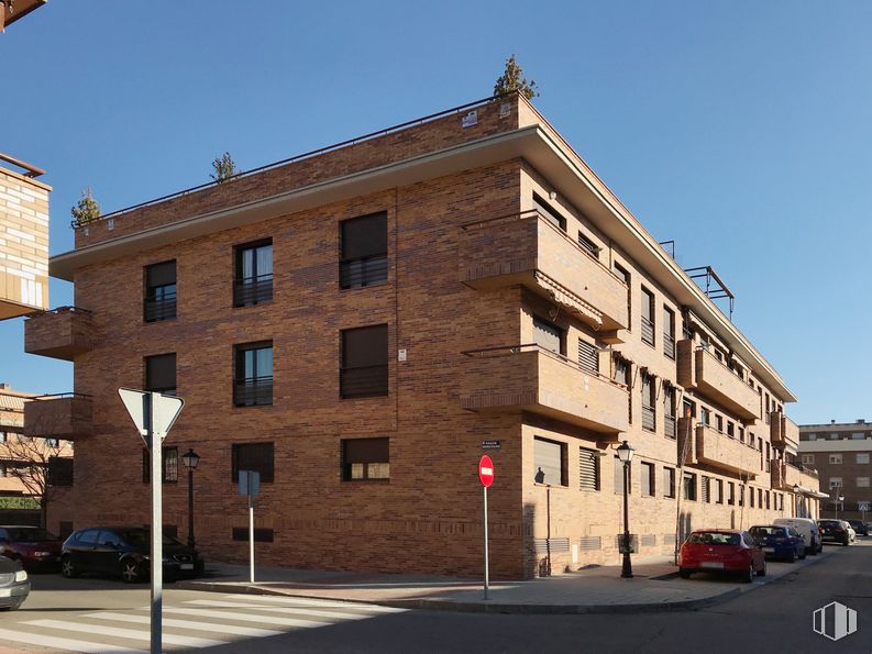 Local en alquiler y venta en Calle Hércules, 2, Brunete, Madrid, 28690 con edificio, coche, cielo, propiedad, ventana, luz de la calle, infraestructura, rueda, condominio y diseño urbano alrededor