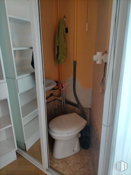 Retail for rent at Avenida Reyes Católicos, Cuenca, 16003 with toilet, bathroom, plumbing fixture, fixture, wood, house, building, door, toilet seat and floor around