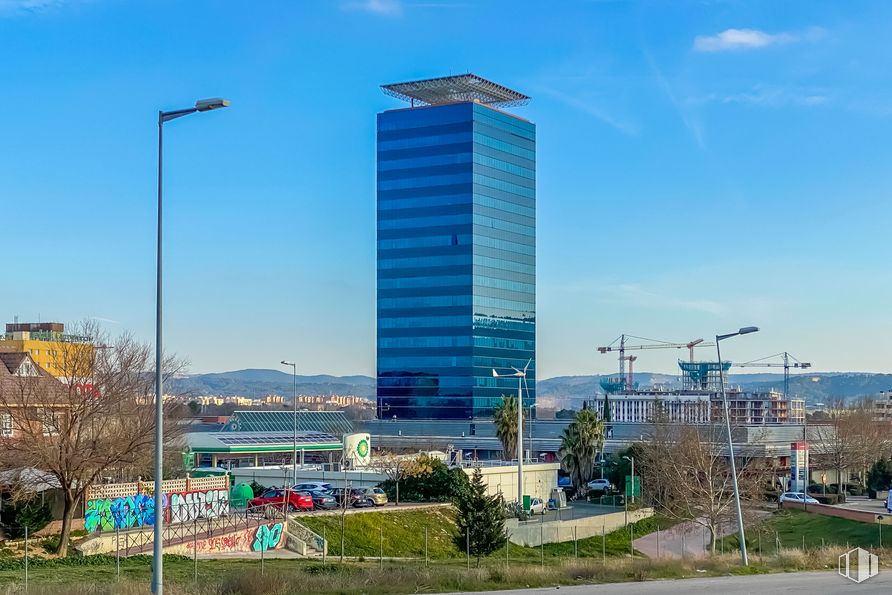 Oficina en alquiler en Calle Juan Carlos I, 13 Local 47, Alcalá de Henares, Madrid, 28806 con cielo, edificio, rascacielos, luz de la calle, nube, planta, árbol, bloque de pisos, torre y diseño urbano alrededor