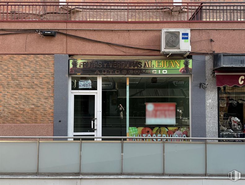 Local en alquiler en Pasaje Colón, Valdemoro, Madrid, 28341 con puerta, vidrio, logotipo, publicidad, restaurante, venta al por menor, limpieza, señalización electrónica y transparencia alrededor