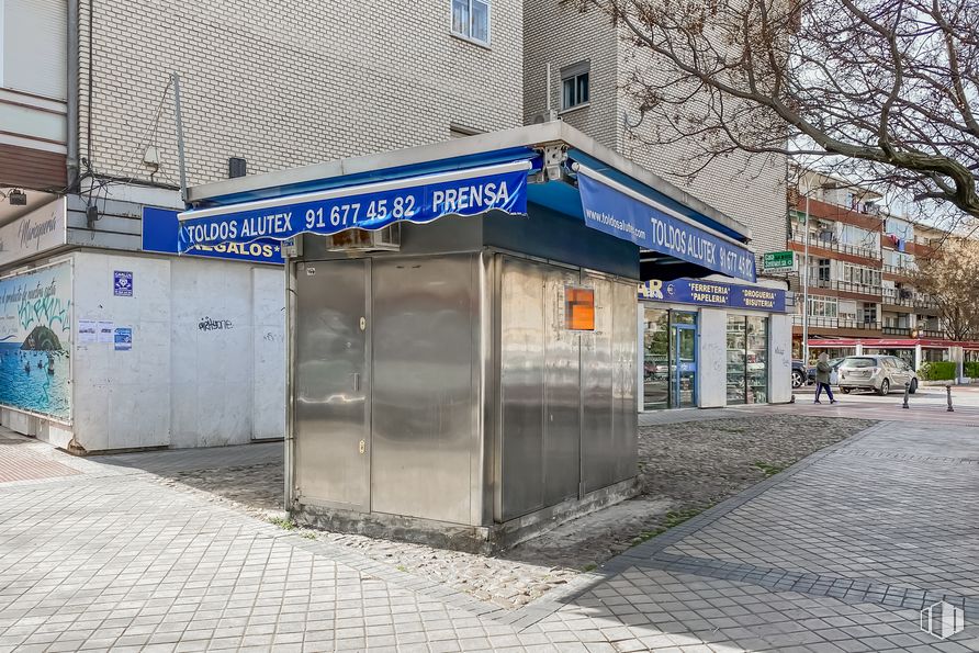 Retail for sale at Calle Copenhague, 10, Torrejón de Ardoz, Madrid, 28850 with building, window, road surface, tree, sidewalk, gas, asphalt, road, city and facade around