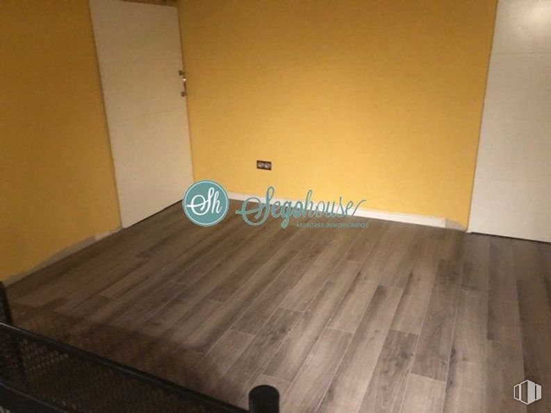 Retail for sale at Zona Ezequiel González, Segovia, 40002 with door, bed, building, wood, stairs, interior design, rectangle, wood stain, flooring and floor around