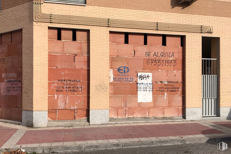 Retail for rent at Calle Fuente Vieja, 2, Parla, Madrid, 28980 with building, wood, orange, architecture, brickwork, brick, road surface, fixture, font and building material around