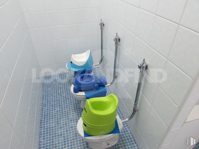 Retail for sale & for rent at Centro urbano, Talavera de la Reina, Toledo, 45600 with hat, packaged goods, purple, fluid, floor, toilet, flooring, household supply, wall and plastic bottle around