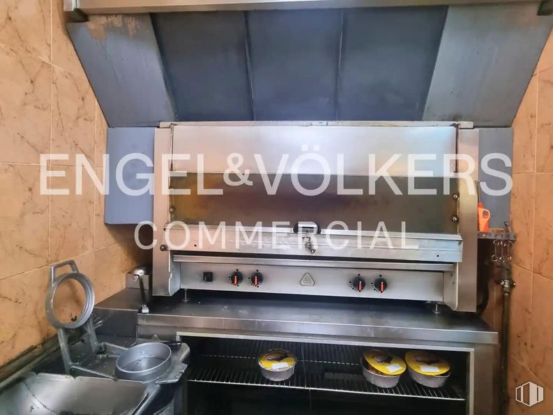 Retail for sale at Calle Querol, Ciudad Lineal, Madrid, 28033 with wood, kitchen appliance, gas stove, kitchen stove, sink, countertop, building, stove, kitchen and gas around