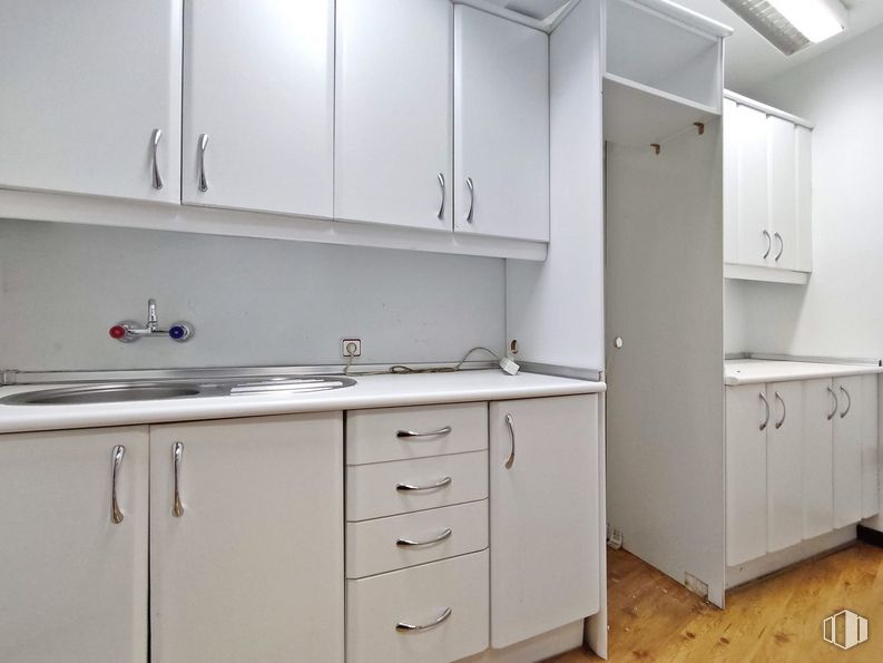 Office for rent at Avenida Comandante Franco, Chamartín, Madrid, 28016 with cabinetry, building, furniture, white, kitchen sink, countertop, sink, kitchen, wood and tap around