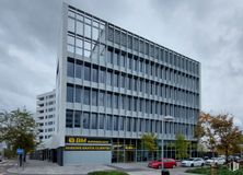 Office for rent at Calle Estanislao Pérez Pita, 23, Barajas, Madrid, 28055 with building, sky, plant, cloud, tree, wheel, architecture, tower block, urban design and car around