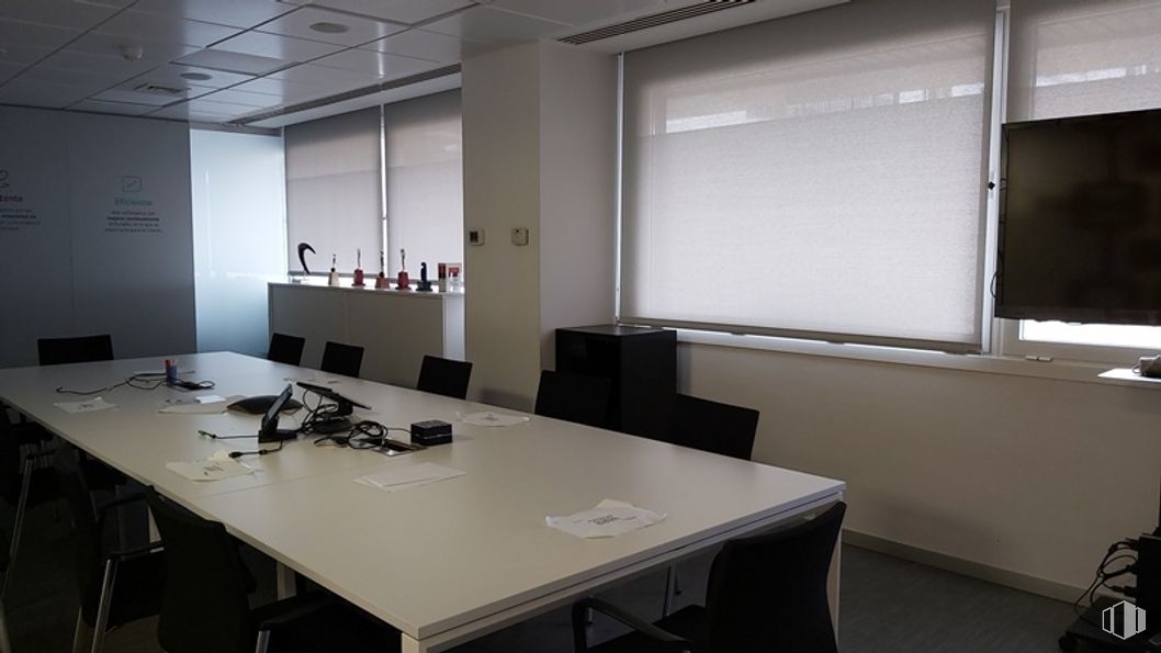 Office for rent at Edificio Eurocentro, Calle Poeta Joan Maragall, 1, Tetuán, Madrid, 28020 with table, chair, property, furniture, building, desk, conference room table, interior design, office chair and architecture around