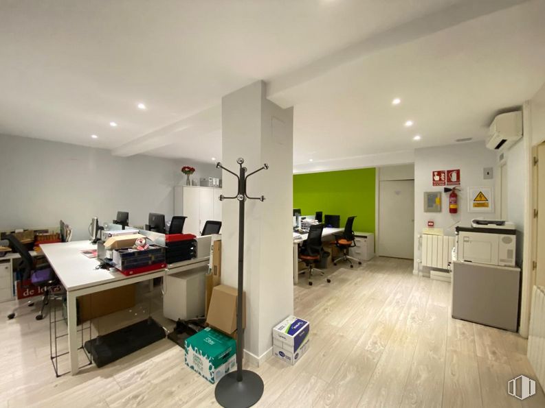 Local en alquiler y venta en Calle Duque de Sevilla, Chamartín, Madrid, 28002 con mesa, mueble, edificio, silla, suelo, piso, silla de oficina, planta de interior, casa y pasillo alrededor