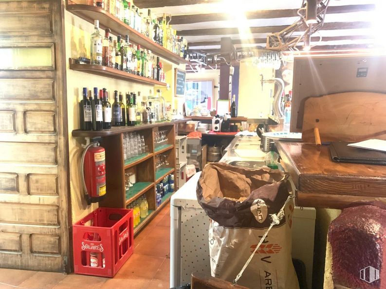 Retail for sale at Calles Azas, 29, Patones, Madrid, 28189 with bottle, building, shelf, wood, shelving, barware, cabinetry, picture frame, flooring and hardwood around