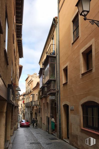 Retail for sale at Calle Escuderos, 10, Segovia, 40001 with window, building, sky, infrastructure, road surface, cloud, beige, neighbourhood, house and vehicle around