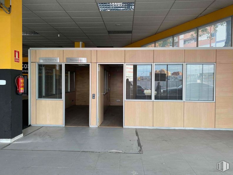 Industrial for sale & for rent at Zona empresarial, Fuenlabrada, Madrid, 28942 with door, flooring, floor, wood, glass, composite material, metal, wood stain, transparency and hardwood around