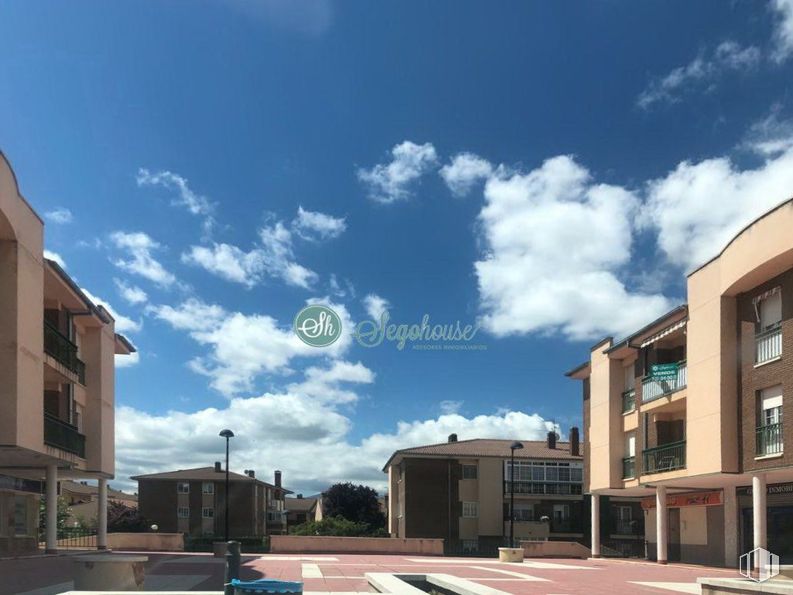 Retail for sale at Carretera Trescasas, 24, San Cristóbal de Segovia, Segovia, 40197 with building, cloud, sky, window, urban design, asphalt, residential area, road surface, cumulus and city around