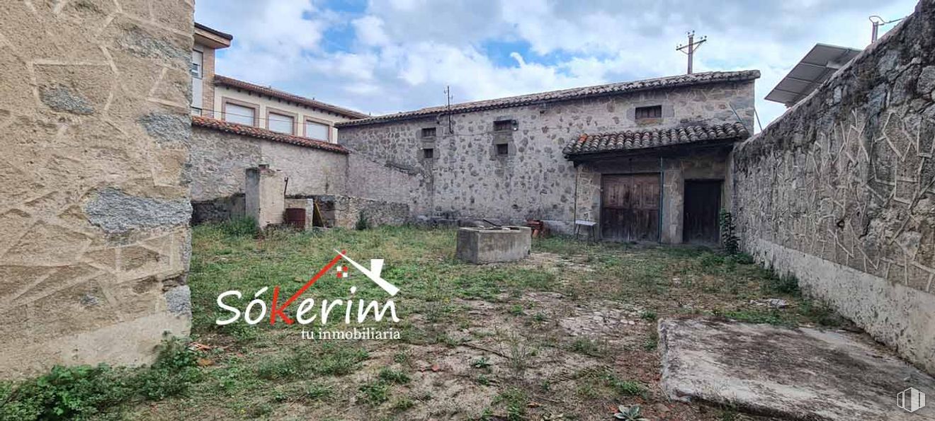 Industrial for sale at Centro urbano, Sotillo de la Adrada, Ávila, 05420 with building, sky, cloud, plant, window, land lot, house, grass, real estate and rural area around