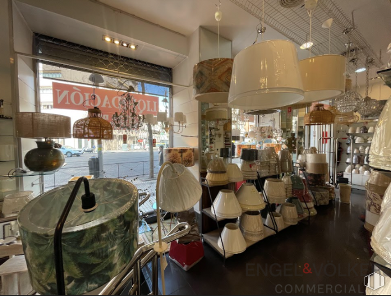 Retail for sale at Calle Alcalá, Salamanca, Madrid, 28009 with lighting, architecture, interior design, automotive design, retail, hat, ceiling, customer, event and fashion accessory around