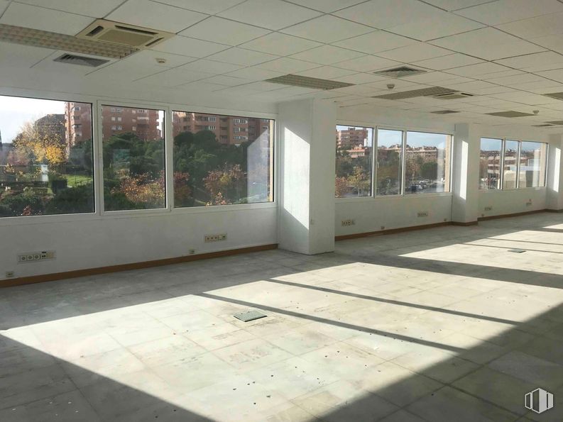 Office for rent at Zona Tres Cantos, Tres Cantos, Madrid, 28760 with window, floor, flooring, composite material, glass, ceiling, commercial building, high-rise building, daylighting and condominium around