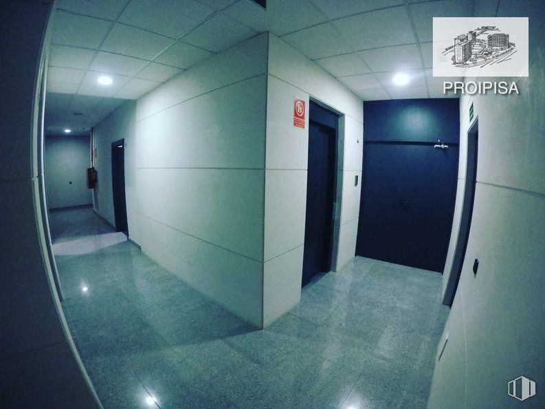 Oficina en alquiler y venta en Calle Casas de Miravete, Villa de Vallecas, Madrid, 28031 con puerta, accesorio, edificio, gas, vidrio, tintes y tonos, espacio, techo, electricidad y azul eléctrico alrededor