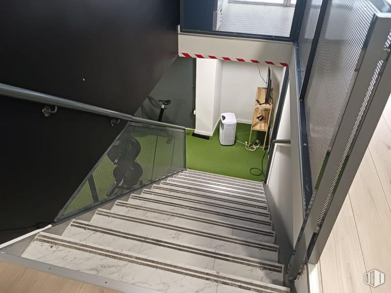 Retail for sale at Barrio Castellana, Salamanca, Madrid, 28006 with stairs, flooring, ceiling, wood, house, handrail, metal, room, machine and composite material around