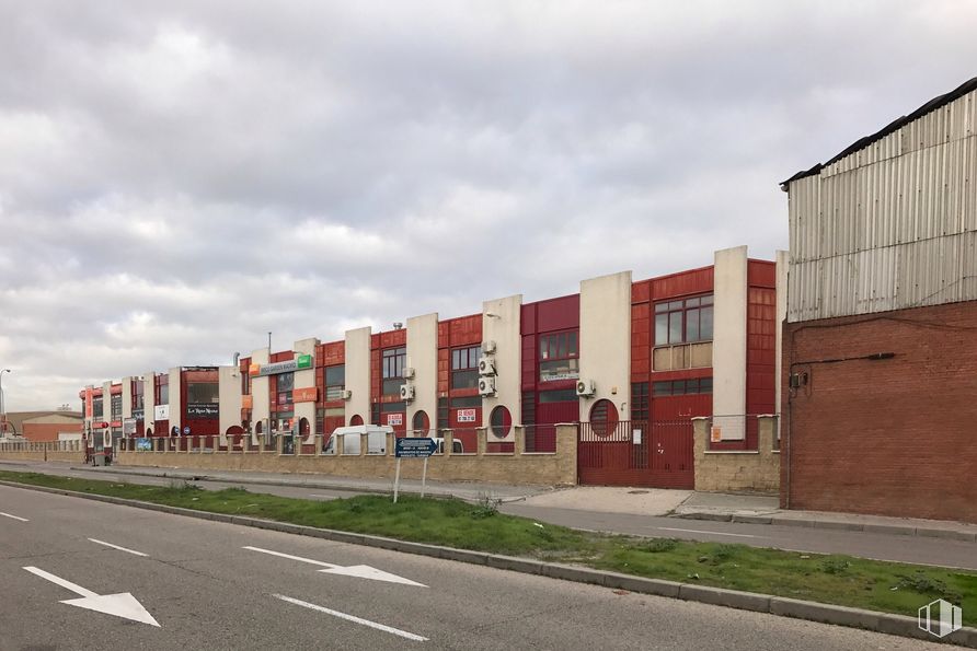 Industrial for rent at Polígono Industrial Villaverde, Villaverde, Madrid, 28021 with building, cloud, sky, window, asphalt, plant, urban design, land lot, road surface and residential area around