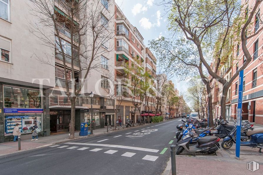 Oficina en venta en Calle Vallehermoso, Chamberí, Madrid, 28015 con motocicleta, edificio, ventana, rueda, cielo, árbol, superficie de la carretera, neumático, nube y planta alrededor