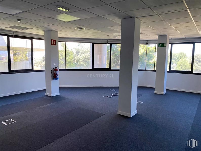 Oficina en alquiler y venta en Edificio Ecu, Calle Pollensa, 6, Las Rozas de Madrid, Madrid, 28230 con ventana, accesorio, edificio, suelo, suelos, techo, ciudad, vidrio, evento y sombra alrededor