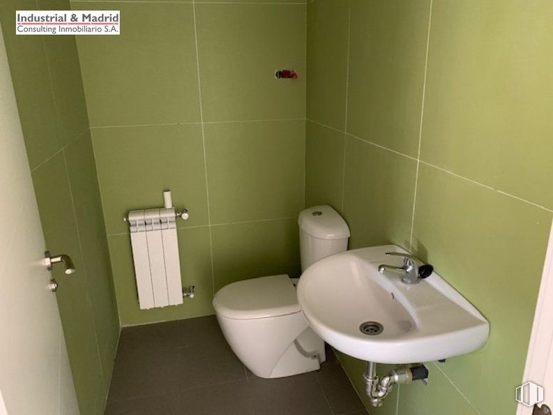 Industrial for sale at Polígono Industrial Coto Cisneros, Arganda del Rey, Madrid, 28500 with sink, toilet, bathroom sink, plumbing fixture, property, toilet seat, tap, purple, bathroom and product around