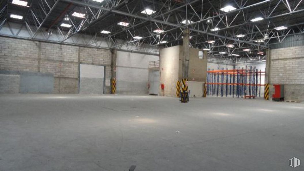 Industrial for rent at Calle Alcarria, 2, Coslada, Madrid, 28820 with floor, ceiling, warehouse, composite material, metal, concrete, hall, building material, beam and fluorescent lamp around