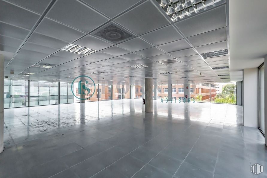 Oficina en alquiler en Edificio B, Calle Albasanz, 15 B, San Blas - Canillejas, Madrid, 28037 con accesorio, arquitectura, pasillo, piso, techo, suelo, vidrio, espacio, edificio y evento alrededor