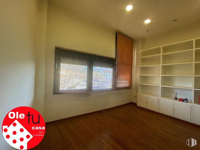 Oficina en venta en Calle Lope de Vega, Moralzarzal, Madrid, 28411 con ventana, persiana de la ventana, estantería, propiedad, madera, sombra, edificio, ebanistería, accesorio y interiorismo alrededor