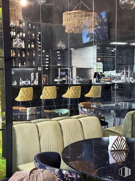 Local en alquiler en Calle Bruselas, Las Rozas de Madrid, Madrid, 28230 con alumbrado, candelabro, mesa, lámpara, propiedad, mueble, luz, interiorismo, silla y mesa alrededor