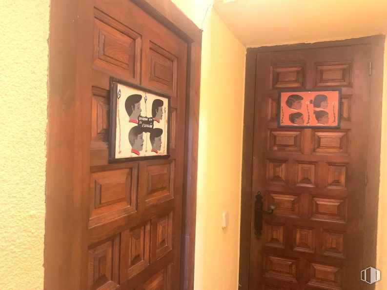 Retail for sale at Calles Azas, 29, Patones, Madrid, 28189 with door, brown, fixture, wood, home door, wood stain, paint, wall, hardwood and handle around