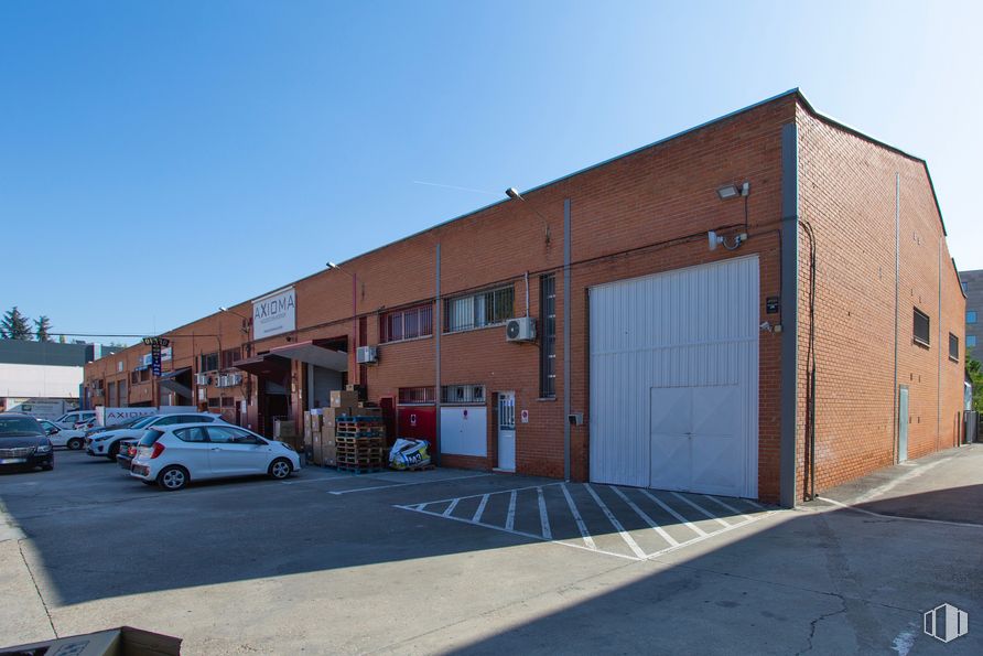 Nave en venta en Avenida Valdelaparra, 4, Alcobendas, Madrid, 28108 con coche, puerta, edificio, luz de estacionamiento, cielo, neumático, rueda, vehículo, asfalto y superficie de la carretera alrededor