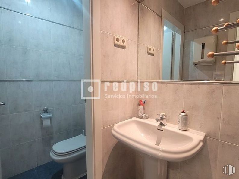 Local en alquiler en Calle Porto Lagos, Alcorcón, Madrid, 28924 con inodoro, fregadero, marrón, espejo, grifo, accesorios de fontanería, propiedad, fotografía, lavabo y cuarto de baño alrededor