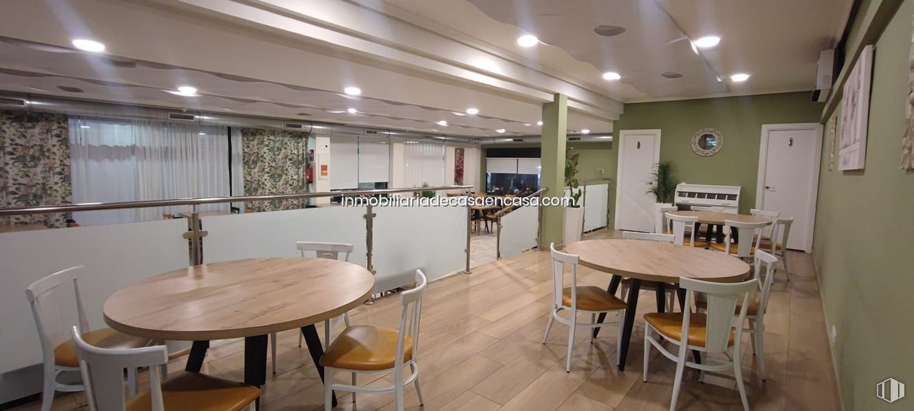 Local en venta en C. C. El Val, Avenida Castilla, 6, Alcalá de Henares, Madrid, 28804 con silla, mesa de cocina y comedor, mesa, mueble, interiorismo, suelos, madera, suelo, techo y alumbrado alrededor