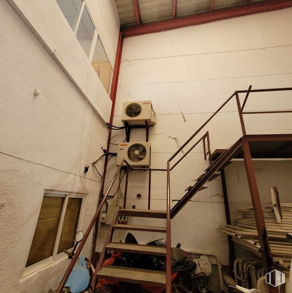 Industrial for sale at Calle Juan de la Cierva, Valdemoro, Madrid, 28341 with window, person, building, wood, ladder, wall, stairs, fixture, house and ceiling around