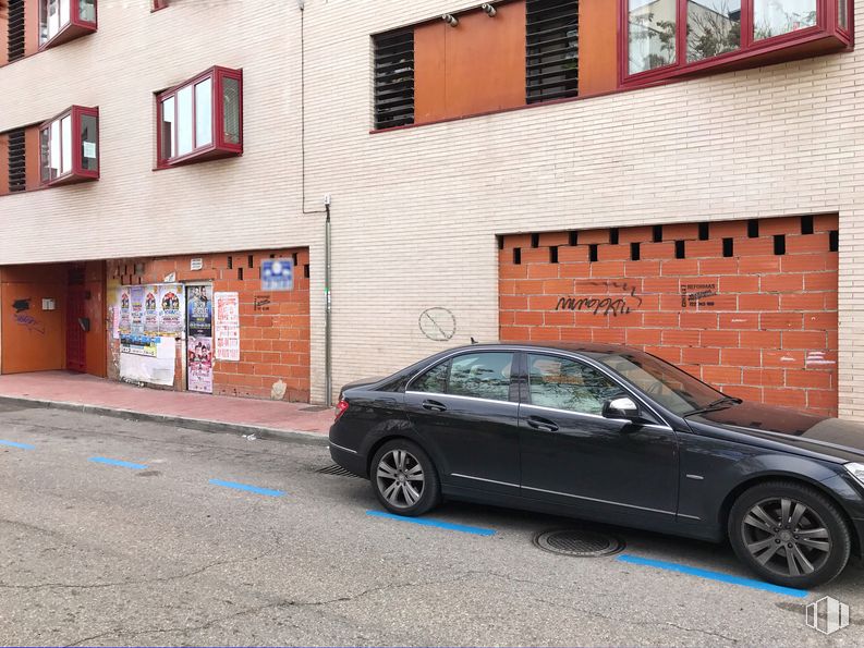 Retail for rent at Centro urbano, Valdemoro, Madrid, 28342 with wheel, window, car, tire, automotive parking light, land vehicle, vehicle, motor vehicle, automotive lighting and hood around