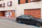 Retail for rent at Centro urbano, Valdemoro, Madrid, 28342 with wheel, window, car, tire, automotive parking light, land vehicle, vehicle, motor vehicle, automotive lighting and hood around