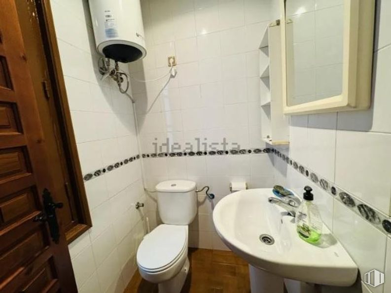 Retail for sale at Plaza Zocodover, Toledo, 45001 with sink, toilet, door, mirror, tap, plumbing fixture, bathroom sink, property, bathroom and building around