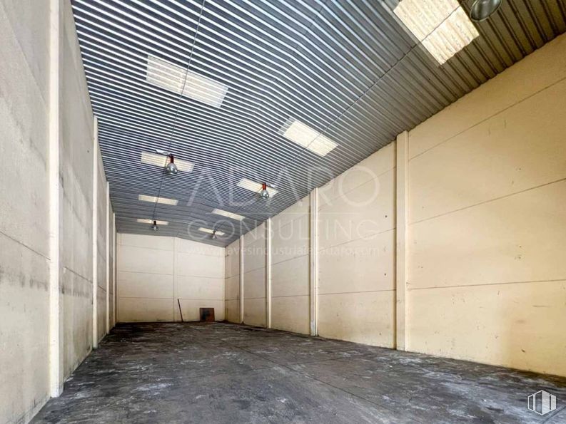 Industrial for sale at Polígono industrial Las Matillas, Alcalá de Henares, Madrid, 28802 with light fixture, lighting, ceiling fan, flooring, floor, ceiling, composite material, metal, concrete and warehouse around