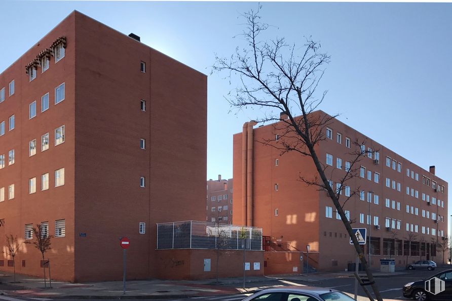 Retail for sale at Calle Presidente José María Aznar, 42, Arganda del Rey, Madrid, 28500 with car, building, window, sky, tire, photograph, wheel, light, vehicle and tree around