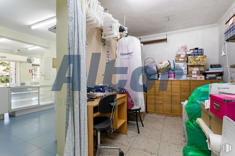 Local en venta en Zona Avenida San Luís, Hortaleza, Madrid, 28033 con silla, edificio, interiorismo, suelo, estante, mesa, estantería, suelos, venta al por menor y planta alrededor