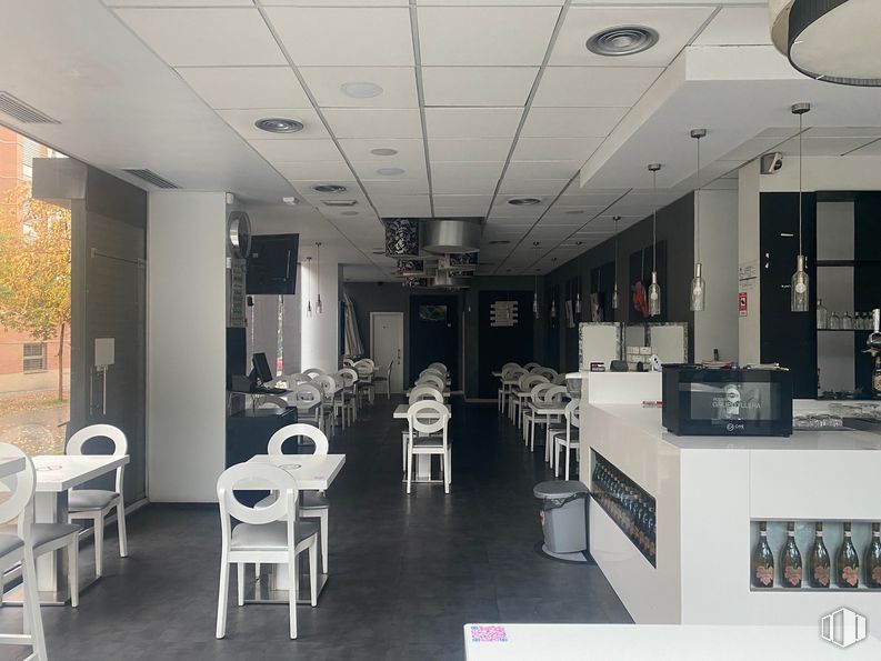 Local en alquiler en Calle Julián Camarillo, San Blas - Canillejas, Madrid, 28037 con silla, alumbrado, mueble, mesa, piso, diseño automotriz, edificio, pavimento, pasillo y bienes raíces alrededor