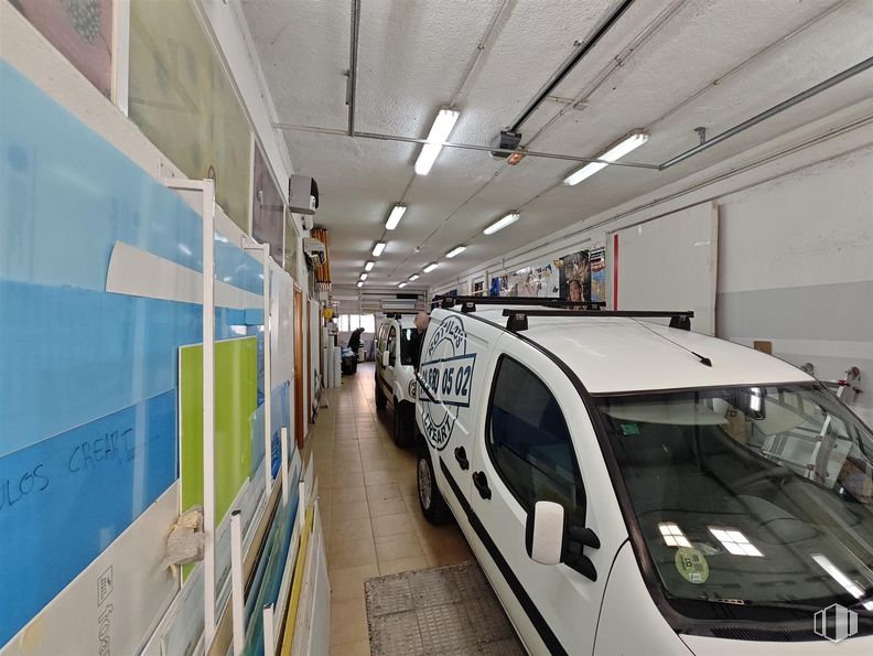 Retail for rent at Calle Entrepeñas, 4, Alcalá de Henares, Madrid, 28803 with car, wheel, tire, door, lighting, light commercial vehicle, compact van, commercial vehicle, van and minivan around